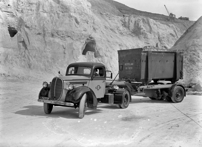 169763 Afbeelding van een vrachtauto van de N.S. met een autolaadkist voor het vervoer van kalk in een kalksteengroeve ...